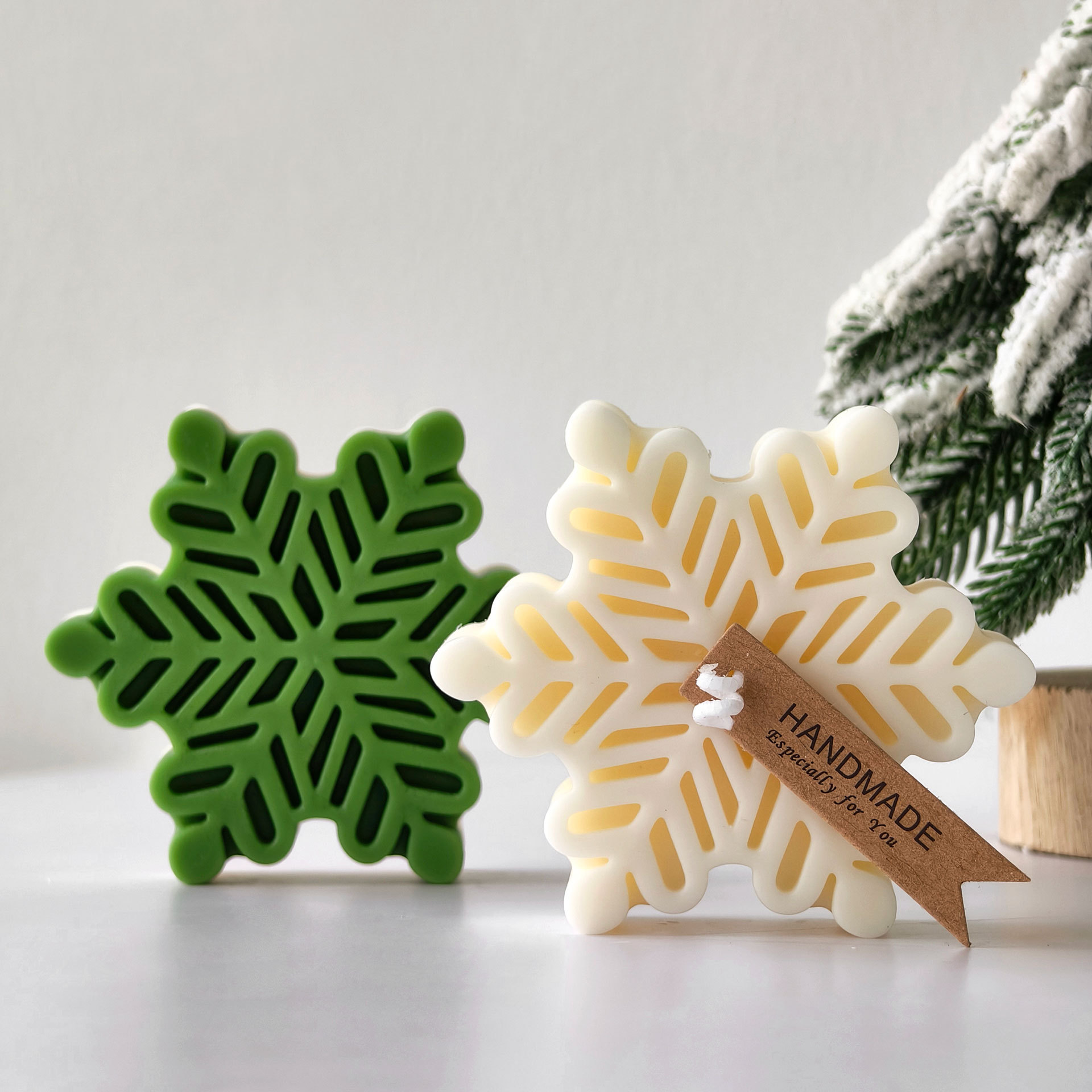 Christmas Snowflake Pillar Can - огляд і ціна Soap Making Scents